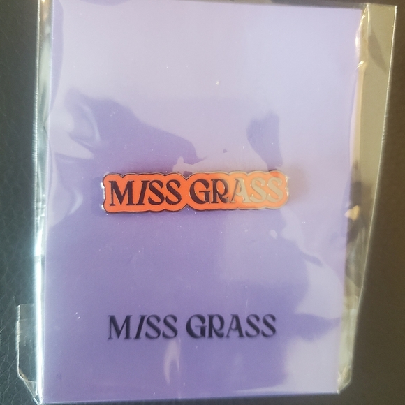 Cannabis pin Miss Grass - Picture 2 of 3